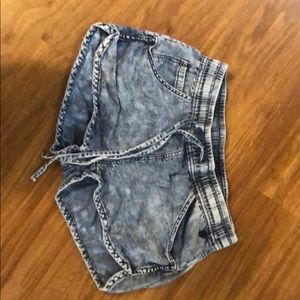 Elastic distressed shorts